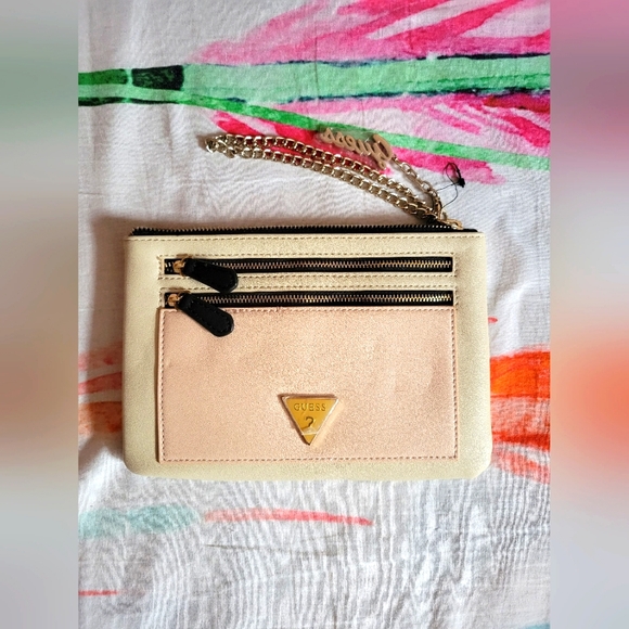Guess wristlet - Picture 1 of 2